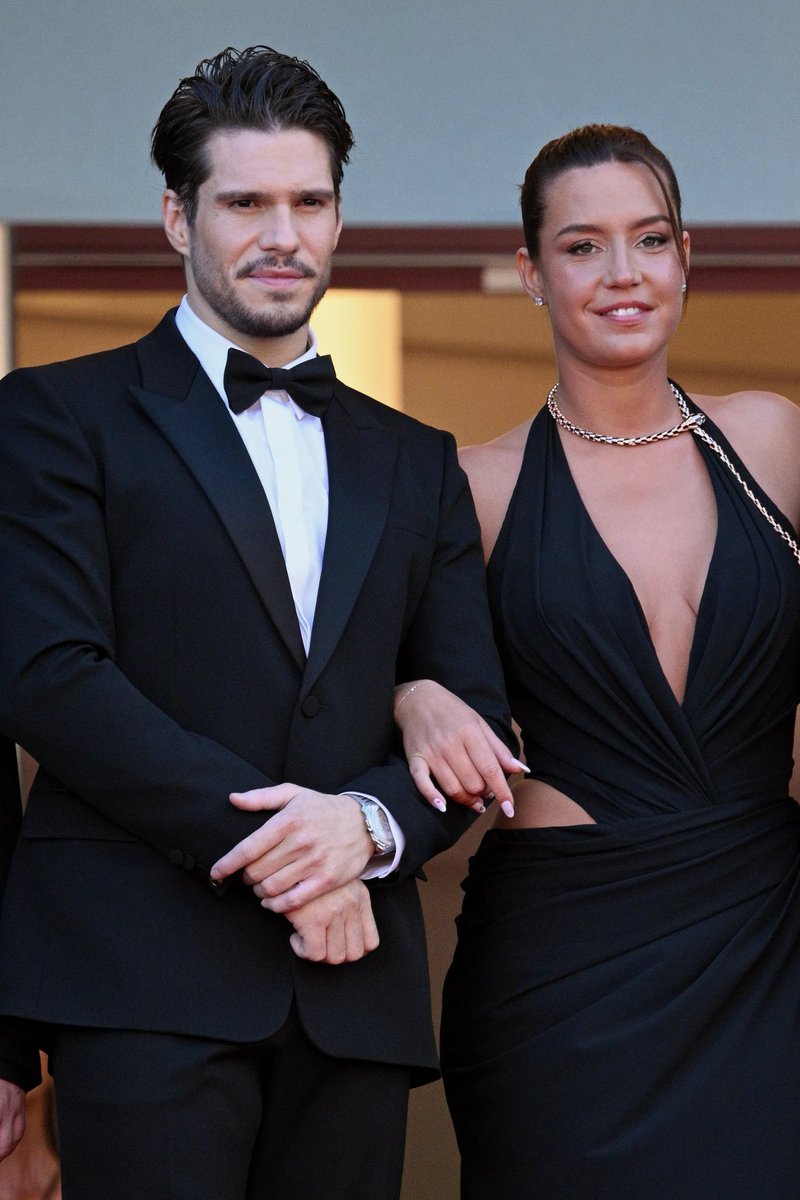 GossipRoomOff's tweet photo. 🚨 En couple avec François Civil depuis plusieurs mois comme beaucoup l'avaient compris en raison de leur complicité flagrante, Adèle Exarchopoulos se confie sur leur relation auprès de Paris Match. 

Durant l'entretien avec le magazine, l’actrice de 30 ans évoque son rôle dans le film "L'Amour ouf" puis il lui est demandé si elle vit "cet amour ouf en ce moment". "Ah oui", répond-t-elle.

"Il y a quelques mois, je n'aurais peut-être pas eu la réponse, mais aujourd'hui, je suis vraiment sûre de moi : c'est l'amour sain. Celui où il y a de l'amitié, où on passe les épreuves en essayant de toujours avoir de l'autodérision et de la complicité. C'est l'amour où tu sais quitter l'autre quand c'est vraiment maléfique, quand c'est trop mauvais. En tout cas, c'est très loin de l'amour toxique que j'idéalisais quand j'étais petite", commente la maman d'Ismaël, un garçon né en avril 2017 et qui a pour papa le rappeur Doums.

Paris Match conclut l'entretien par cette question : "C'était évident que vous feriez votre vie avec François [Civil], un acteur comme vous ?" 

Un "Amour ouf" pour la jeune femme qui ne pensait pas du tout faire sa vie avec un acteur. "Ce qui compte plus que tout, c'est de faire ma vie avec quelqu'un de bien. Et ça, c'est déjà immense", a t-elle répondu. ❤️‍🔥