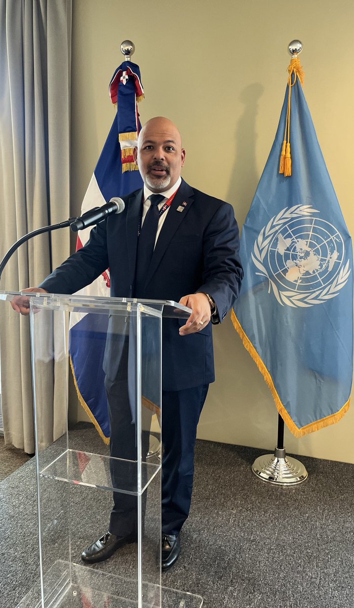 radhafil's tweet photo. En el día de hoy se conmemora el 79° aniversario de la creación de las Naciones Unidas, una organización protectora de los derechos humanos y promotora de la paz mundial. Con gran satisfacción reconozco las experiencias enriquecedoras que 🇺🇳 aportó a mi carrera diplomática https://t.co/EwiIRUKF7Z