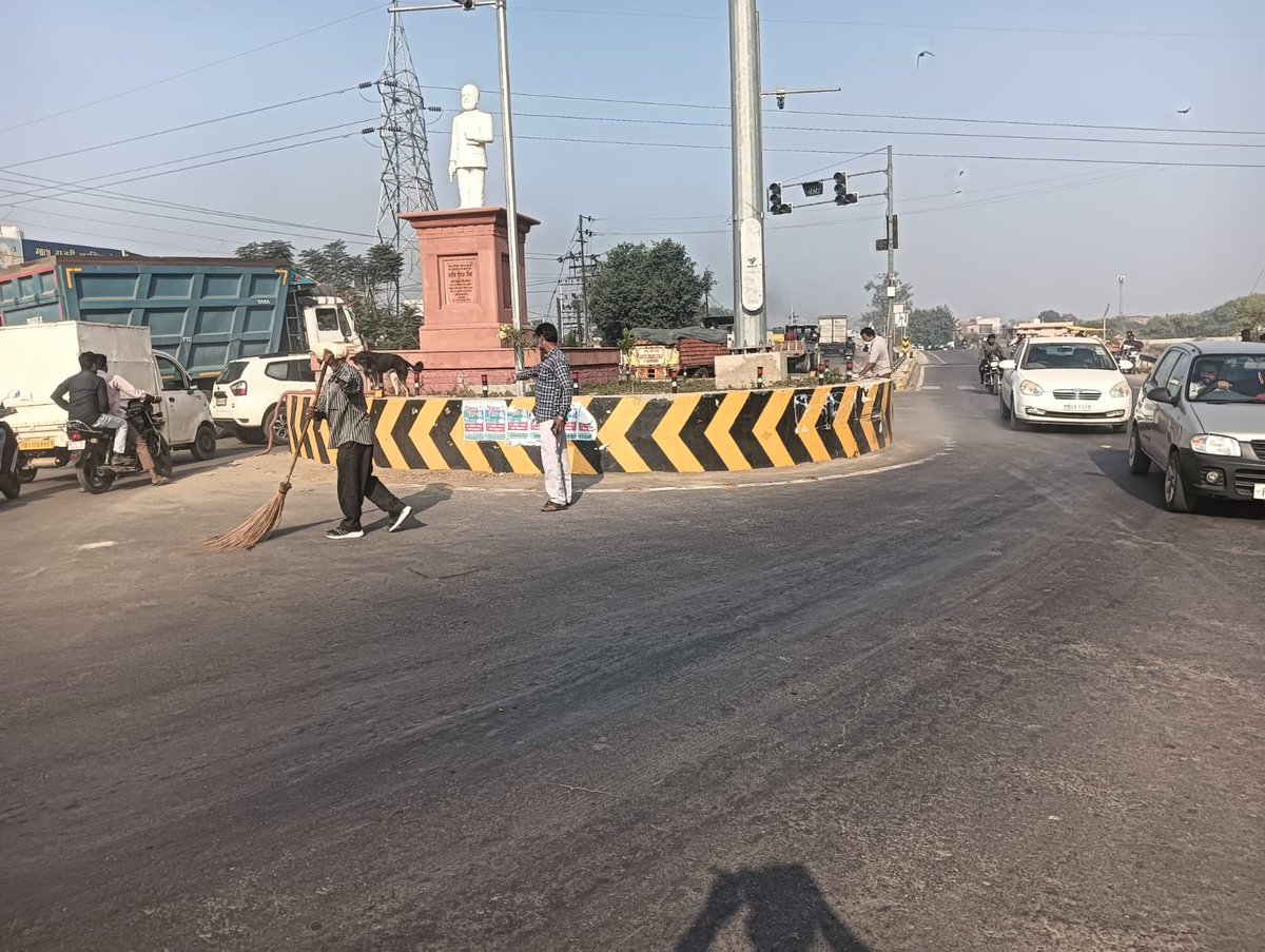 The MC Patiala Health team initiated a cleanliness drive at the city's entrance as part of the Swachhta Di Lehar Fortnight campaign. This initiative aims to raise awareness about hygiene and environmental sustainability, engaging the community in keeping public spaces clean.