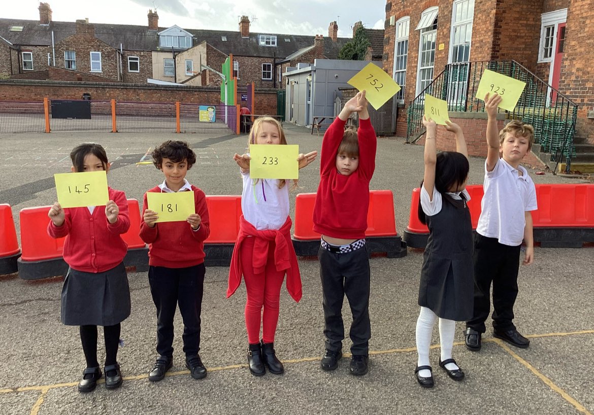 _MrsMac_'s tweet image. Gillygate @HaxbyRoad took their learning outside this week to practise ordering numbers #MakeMathsFun