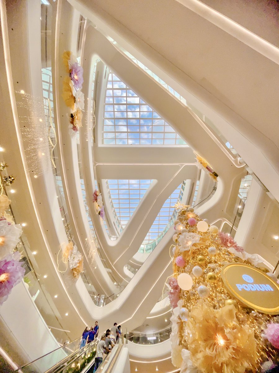 kunjunim's tweet image. Strolling through the stunning Podium mall, all decked out in festive gold and cream Christmas decor. 🎄✨ Feeling the holiday magic! #PodiumMall #ChristmasVibes #HolidayDecor #GoldAndCream #FestiveFeels #HolidayMagic #ManilaSights