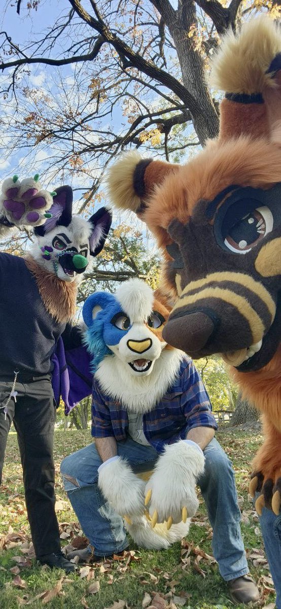 CorgiCc's tweet photo. Feeling alright with my best friends this Fallπππβ¨
Celebrating @AtlasT117 birthday by having some fun suiting in the park and getting some memorable pics π«Ά along with @riversweetsong
#furry #furryfandom #fursuit #autumn #fall #ccthecorgi #tavithefruitbat https://t.co/g4ivrdNpAB
