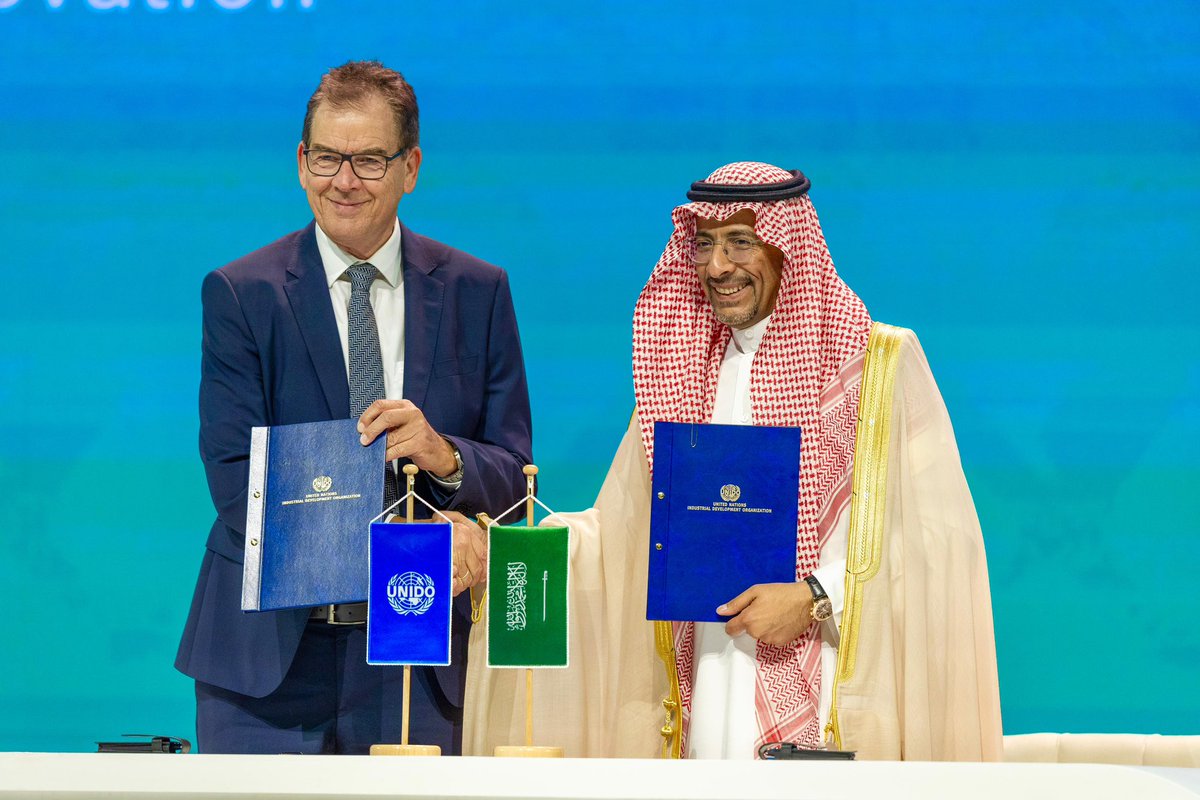 SaudiNews50's tweet photo. عاجل .. 
لتعزيز ريادة المملكة على مستوى الصناعة العالمية..

توقيع اتفاقية تعاون استراتيجي بين وزارة الصناعة والثروة المعدنية ومنظمة "اليونيدو" خلال فعاليات منتدى السياسات الصناعية في #الرياض.. https://t.co/1RzRuskERX
