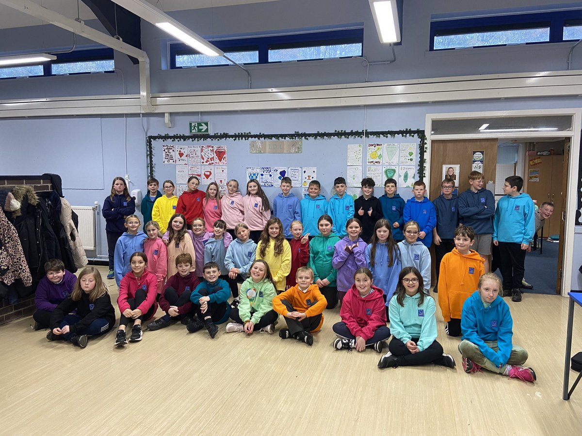 RavenswoodPS's tweet photo. P7 would like to say a huge thank you to the @RavenswoodPCA for their Leavers hoodies. 💙💛 https://t.co/7fz4v03fMb