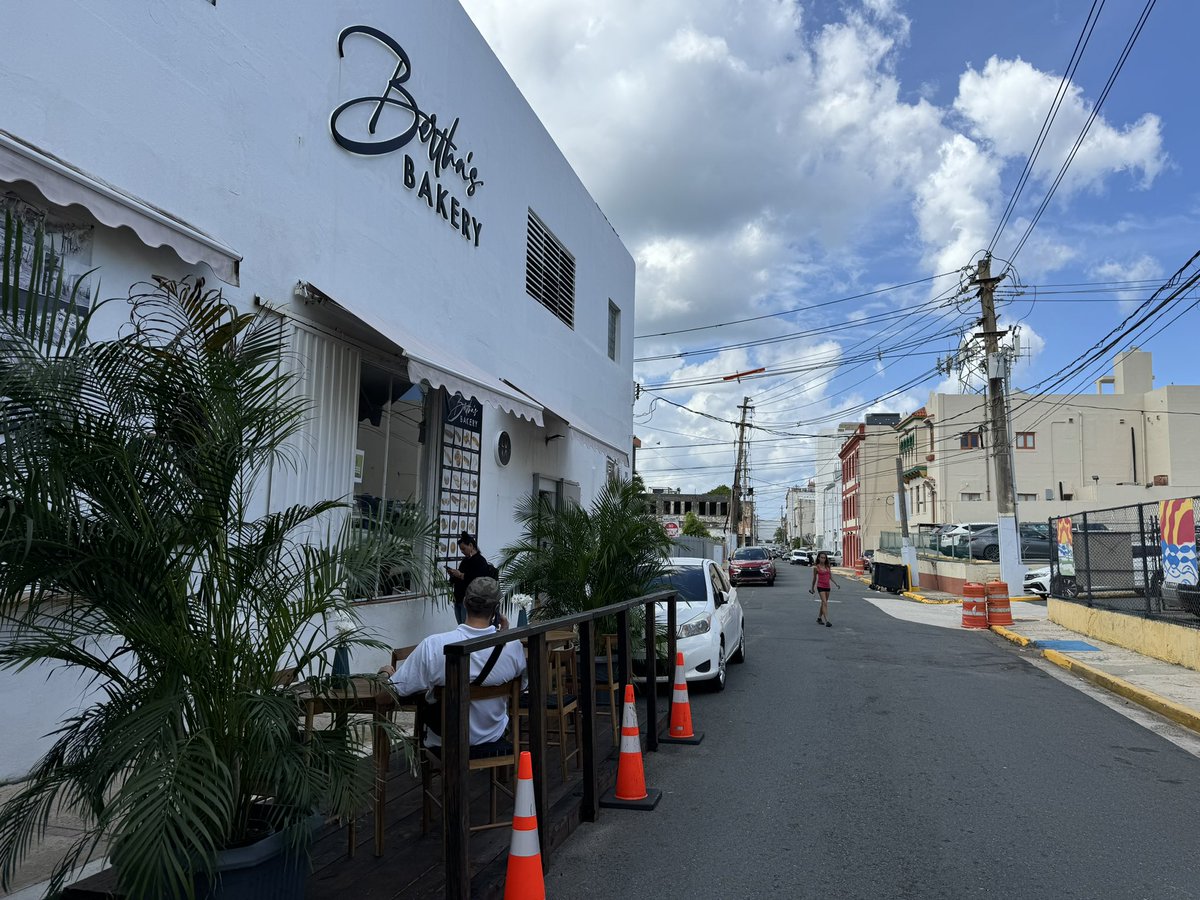 davsot's tweet photo. Otro negocio que recupera espacio para los peatones. 

Mesas al aire libre frente a Berta, Bakery, en Puerta de Tierra, San Juan, Puerto Rico. https://t.co/g8ixxLnrOt