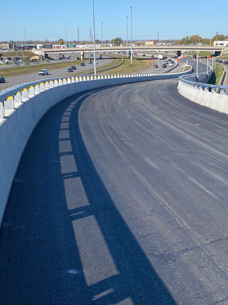 Qc511_Mtl's tweet photo. Ouverture de la nouvelle bretelle aérienne dans l’échangeur #A440 / #A15 à Laval.
Vous pouvez dès maintenant emprunter la nouvelle bretelle qui mène directement de l’#A440 ouest à l’#A15 nord. 
Sa construction, qui a débuté en février 2023, a été terminée avec un mois d’avance sur son échéancier.
Sa mise en service permet d’améliorer la sécurité et la mobilité des usagers de la route dans ce secteur, où environ 300 000 véhicules circulent chaque jour!