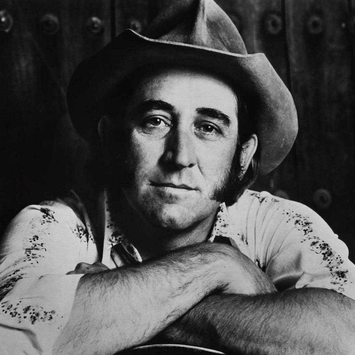 sing_market's tweet image. Country Icons and the Stories That Shaped the Genre #countrymusicmonth⁠
⁠
Dolly Parton:⁠
In "Letter to Heaven," Dolly Parton captures the raw innocence of a grieving child writing to her late mother. With love and unanswered questions, the child imagines Heaven having a postal…