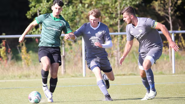 azwazsport's tweet photo. Rasen statt Eis: Dieser Fallersleber Kreisliga-Kicker wäre fast ein Grizzly geworden. #Fallersleben #Wolfsburg
⚽️➡️https://t.co/jTFmZPuSvG https://t.co/ImXYa6kPQ0