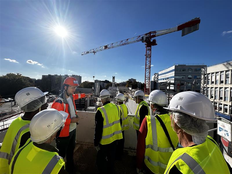🏗️ 60 voisins de la future gare Massy Opéra sur la #ligne18 ont pu visiter le chantier et s’immerger dans les travaux en cours et s’informer sur les opérations.

Au programme : panorama depuis la base-vie du chantier, exploration des locaux techniques, descente jusqu'au deuxième