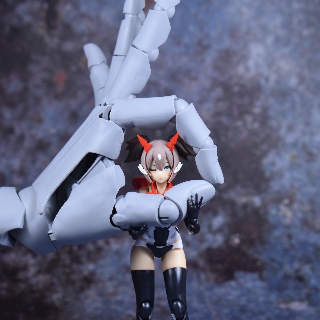 ywywmodeler's tweet image. コトブキヤのハンドモデルは絵を描く人以外にも『手を写した写真を撮りたいけど、自分の手は使いたくない！』って人にも役立つんですねぇ