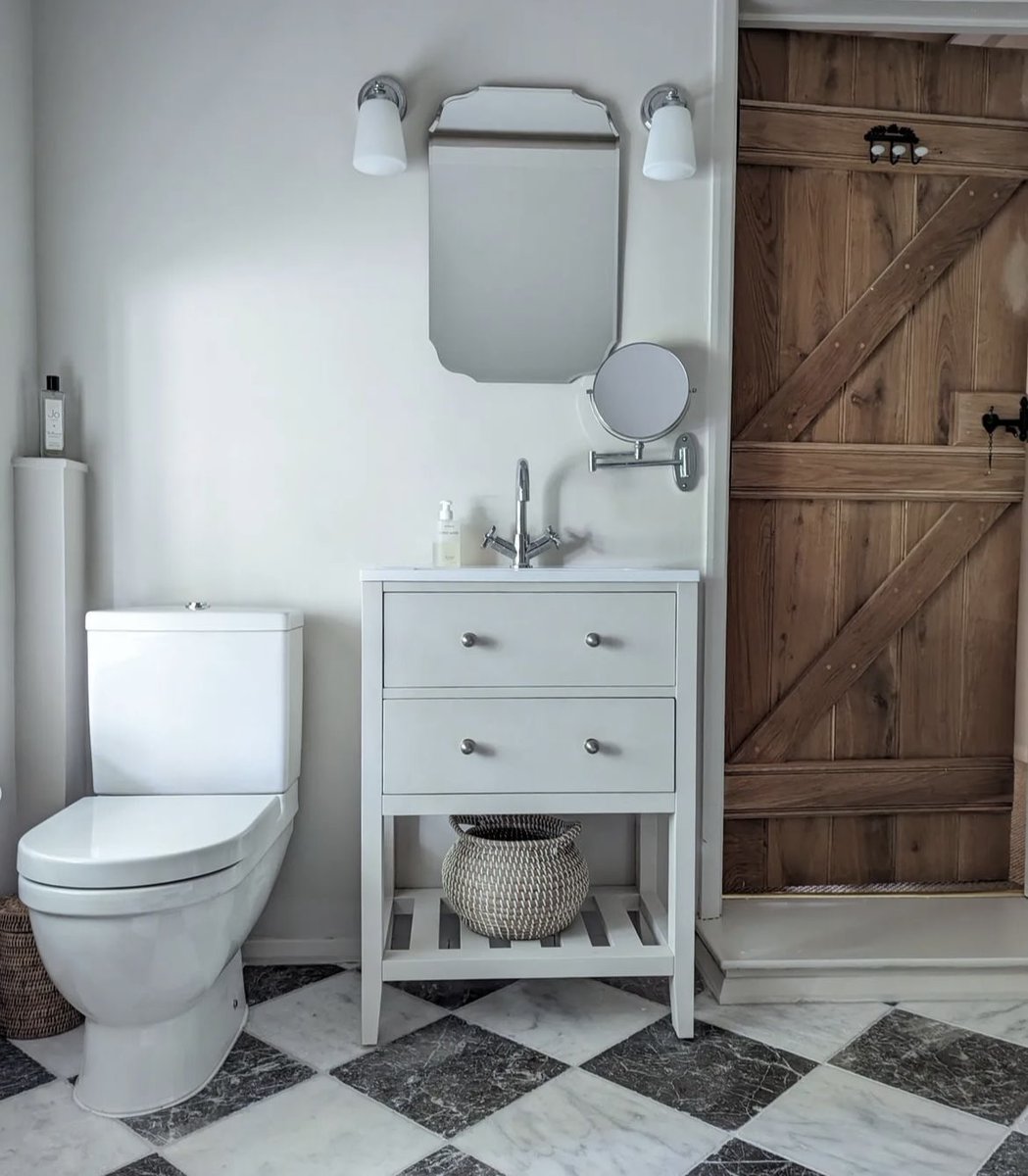 TerzettoStone's tweet image. We love seeing our Venetian Chequer Marble being used in bathrooms 🤍🖤

terzettostone.co.uk/wp/product/ven…

#victorianhome #victoriandecor #cottage #tiles #chequer #chequertiles #marble #marbletiles #traditionalhome #bathroom #bathroomtiles #bathroomreno