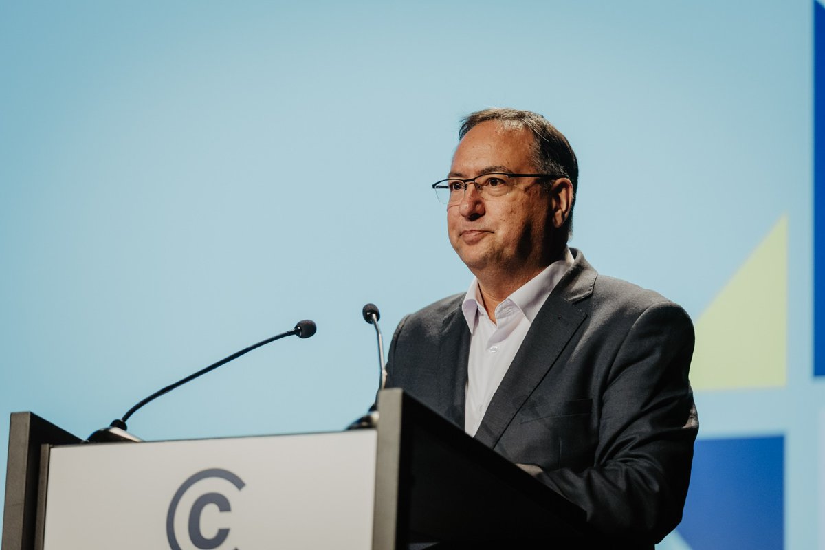 LaConfederacio's tweet photo. Dona la benvinguda a l’acte el Sr. #JordiRoman, president de @LaConfederacio: "Un 25% de la població de Catalunya està en risc d'exclusió. Això ens interpel·la i ens obliga a actuar."

#PremisLaConfederació2024 #SomTercerSector https://t.co/xiqOu2i0kh