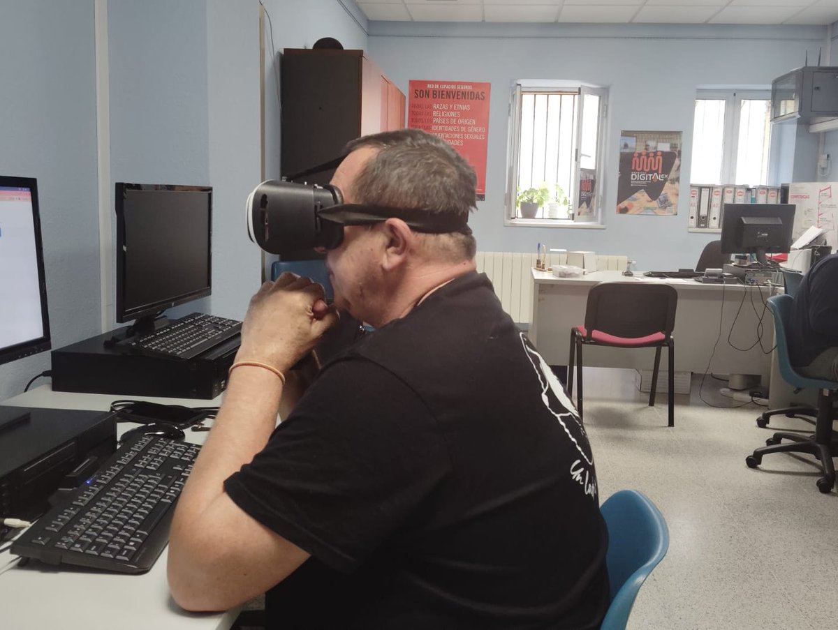 EDPueblaCalzada's tweet image. Silvio tirándose en paracaidas a través de las gafas de #RealidadVirtual en la #CodeWeek2024 😅
#Competencias digitales #CodeWeek