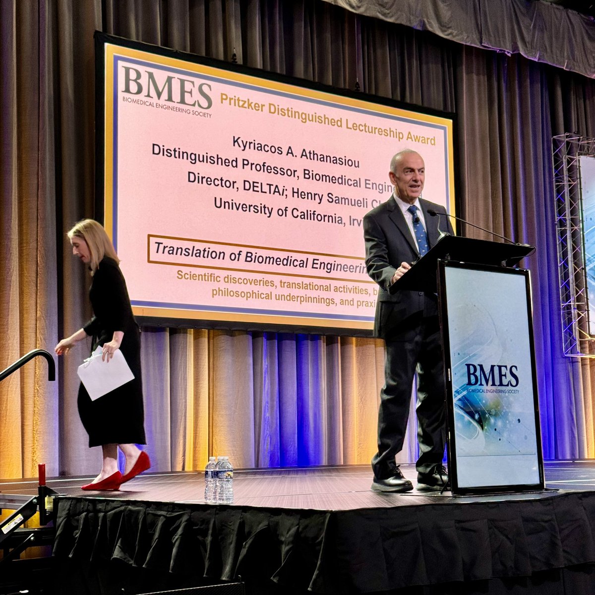 Michael King (@profmikeking) on Twitter photo That makes 3 current and 1 former <a href="/Rice_BIOE/">Rice University Bioengineering</a> faculty members sharing the <a href="/BMESociety/">Biomedical Engineering Society</a> awards stage this morning, congratulations Kerry! Amazing impact #BMES2024 That makes 3 current and 1 former <a href="/Rice_BIOE/">Rice University Bioengineering</a> faculty members sharing the <a href="/BMESociety/">Biomedical Engineering Society</a> awards stage this morning, congratulations Kerry! Amazing impact #BMES2024
