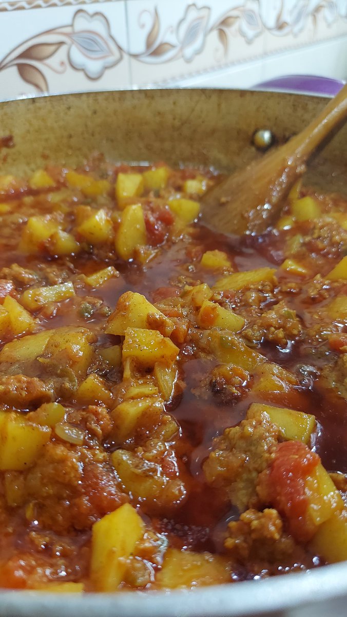 PvCookingCom's tweet image. The ground beef vavishka is made from potatoes and tomatoes with peace and harmony for when relaxation is required

recipe: pvcooking.com/47-vavishka-re…

#Vavishka #HomeCooking #IranianFood #EasyMeals #Gilan #Iran