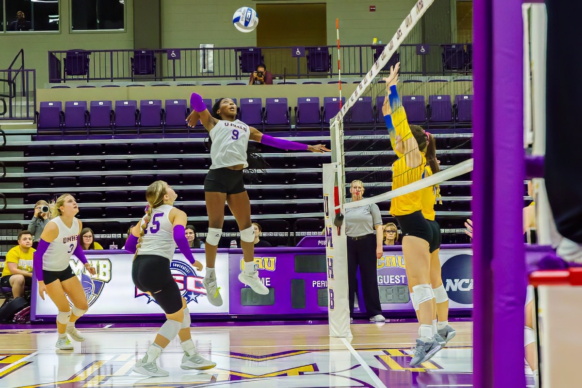 ICYMI: 10/19/2024 UMHB Volleyball vs LETU russellmarwitz.com/10-19-2024-umh… #gocru #CruSports #d3vb