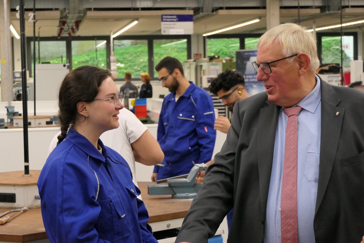 Arbeitsminister #Laumann besuchte mit seiner #Fachkräftetour im Bergischen Städtedreieck das Metallunternehmen Dirostahl, das Berufsbildungszentrum der Remscheider Metall- und Elektroindustrie GmbH (BZI) und den Fachkräftekongress der Regionalagentur. #FachkräfteoffensiveNRW