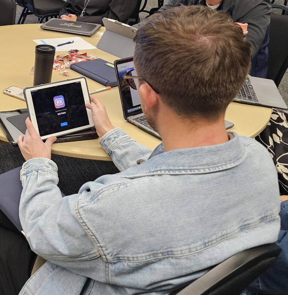 Digital_PCA's tweet image. Exciting week for our Plano &amp;amp; North teachers! 🎉 They&apos;re diving into Apple PD training to enhance their skills with Apple Classroom and Schoolwork. 📱🍎 Empowering our educators to create interactive and engaging learning experiences! @Bljbrown @PrestonwoodPCA @pcanorthcampus