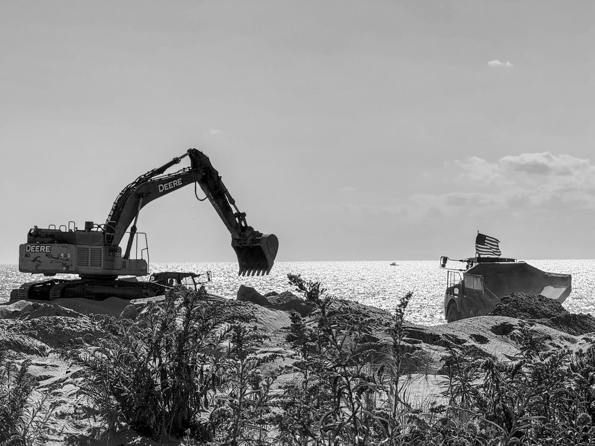 CPjanaro's tweet photo. It was a beautiful day yesterday, and I rode my bike to the Rockaway boardwalk to do some thinking. I grabbed a bench and a few pics watching the U.S. Army Corps of Engineers do their resiliency work.

Some #umarell vibes on my part, but I get it. https://t.co/l2dNy5LTxV