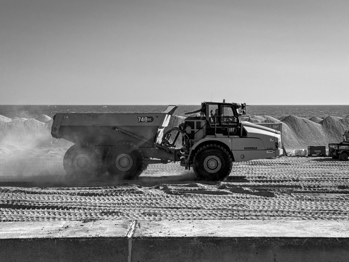 CPjanaro's tweet photo. It was a beautiful day yesterday, and I rode my bike to the Rockaway boardwalk to do some thinking. I grabbed a bench and a few pics watching the U.S. Army Corps of Engineers do their resiliency work.

Some #umarell vibes on my part, but I get it. https://t.co/l2dNy5LTxV