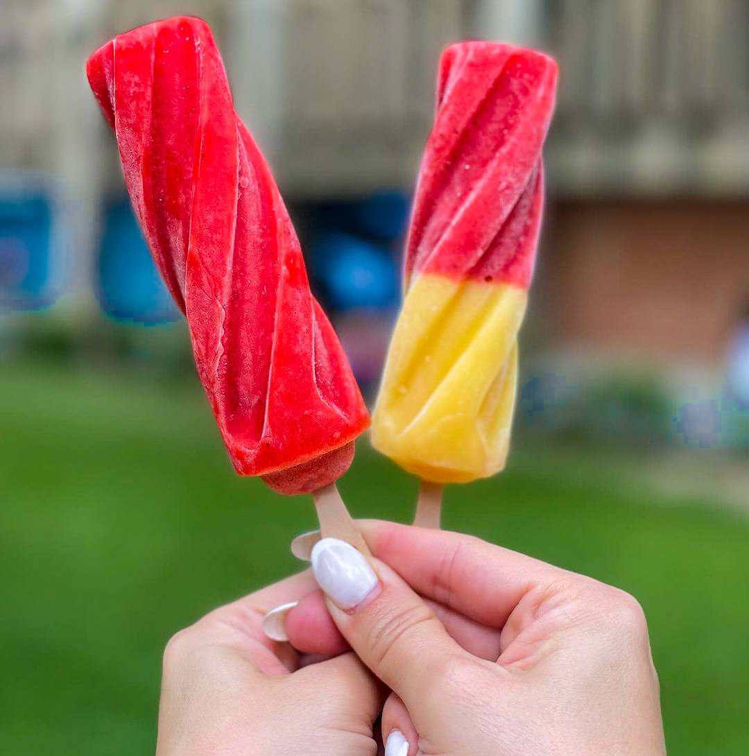 kimmsbguerrero's tweet image. He estado desaparecida pero recuerden que siempre pueden buscar sus helados en el @MAC_USBve en MyS pb a la derecha 🌈🍦 tenemos variedad de sabores para esta semana ❄️😌 sígueme en @kimheladitos