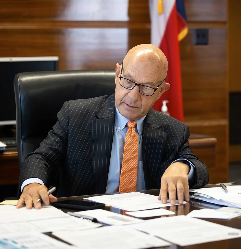 RadioFreeHou's tweet photo. Mayor Whitmire Calls 3-1-1 To Ask Who Beyoncé is. https://t.co/zT44N5E2cV