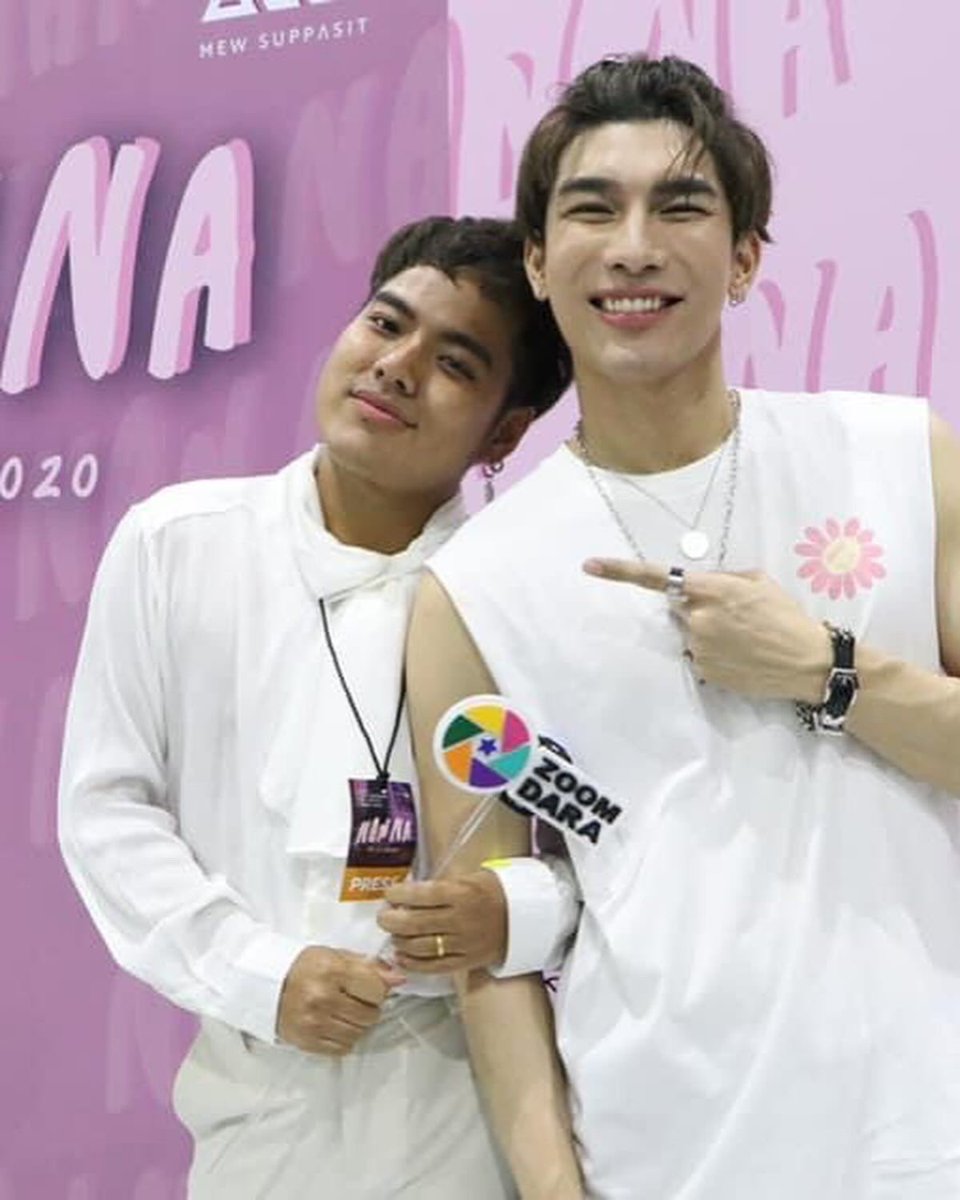 zoomdara409's tweet photo. ยินดีด้วยน๊า จากพี่ภาคย์ #zoomdara ทุกช่วงเวลาฉันไม่พลาด #มิวตุลย์ เห็นเธอมีความสุขมากๆในวันนี้ รักทั้งคู่เลย ตุลย์ห้ามงอนฉันคุ้ยรูปไม่เจอ 555 รักกันตลอดไปปปป https://t.co/e9Y4yWNPOO