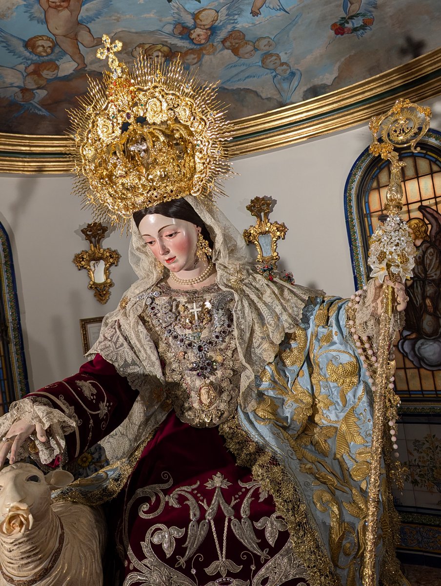 “La Reina 👑 se levantará para cuidar a los más débiles y guiará con su amor maternal a quienes sufren, consolando y fortaleciendo a su pueblo” Isaías 66:13 y Apocalipsis 12:1

📍 Cita en Capuchinos con la #DivinaPastora 💐👒 #cofradíasMLG