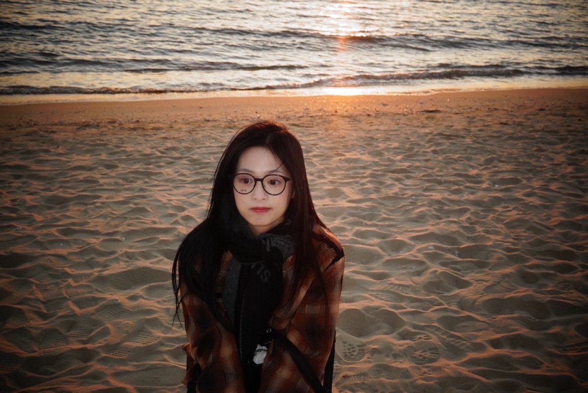 ptastri's tweet photo. Wrapped my jacket against the chill, i stand at the beach where the cold air dances with the waves. My feet sink into the warm sand, a comforting contrast to the brisk wind that whispers secrets of the beach. The beauty of nature prevails, inviting me to keep the moment. https://t.co/PoXurBhfYF