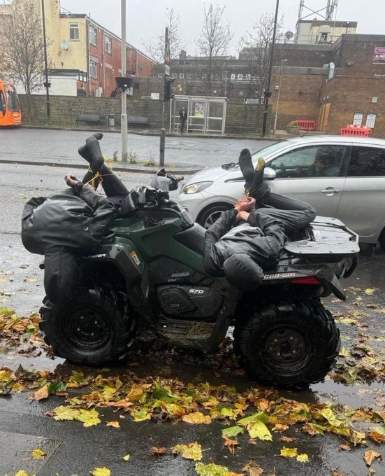 _Direct_News's tweet photo. Un agriculteur britannique a surpris deux jeunes garçons qui pénétraient illégalement sur ses terres. Il les a pris, les a attachés à son quad et les a emmenés au poste de police. L'#agriculteur a été arrêté pour séquestration illégale et agression.
Qui a raison ?
#justice https://t.co/mJxLpteUC4