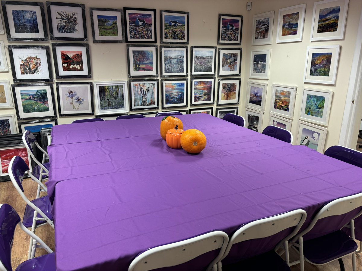 MairMeleri's tweet photo. Things starting to shape up nicely in prep for my classes to start up next week at the gallery. So excited🙌🏻🙌🏻🎃🎃🤩#scotland #fife #pumpkins #halloween #artgallery #artclassesforkids #artclasses https://t.co/eBWzy1QSyD