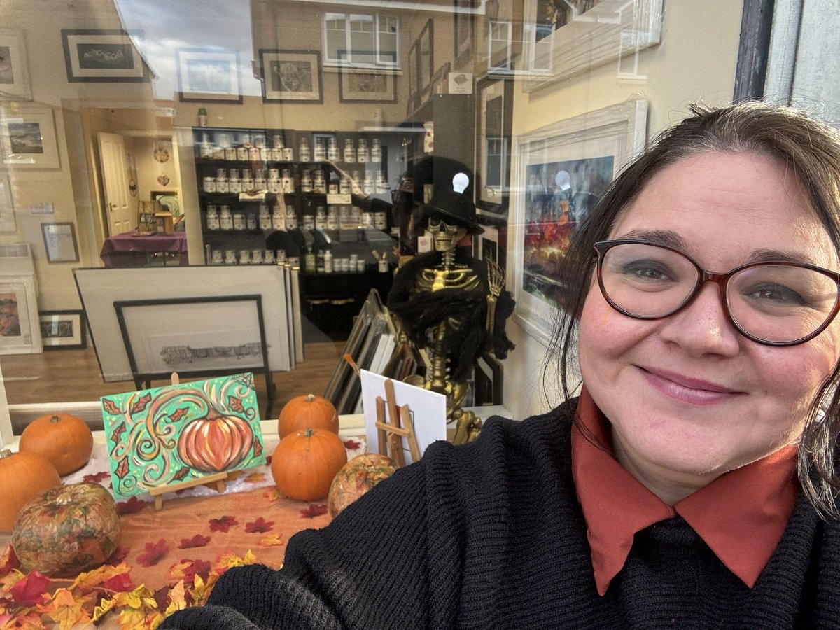 MairMeleri's tweet photo. Things starting to shape up nicely in prep for my classes to start up next week at the gallery. So excited🙌🏻🙌🏻🎃🎃🤩#scotland #fife #pumpkins #halloween #artgallery #artclassesforkids #artclasses https://t.co/eBWzy1QSyD