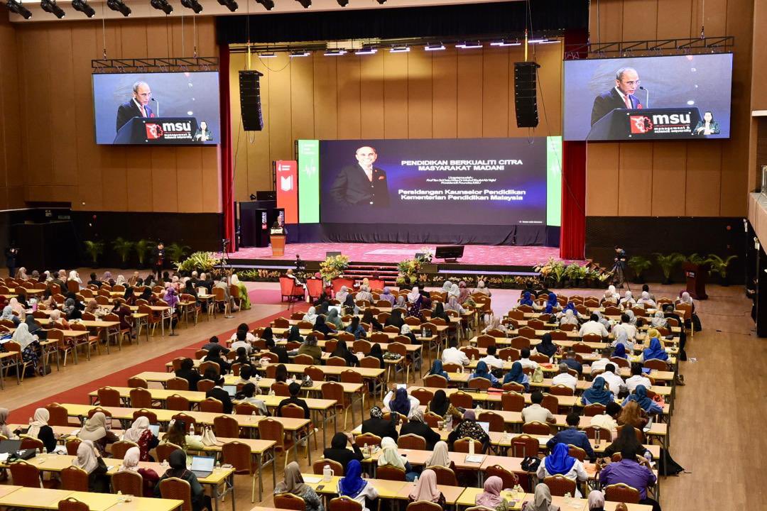MohdShukriYajid's tweet photo. Pleased to deliver a plenary address at the Persidangan Kaunselor Pendidikan @KemPendidikan. Encouraged and resounded the significance of quality education as a way forward to bridge the gaps and ensure accessible and inclusive education for all. @MSUmalaysia  @YayasanMSU https://t.co/lRaZImLpiA