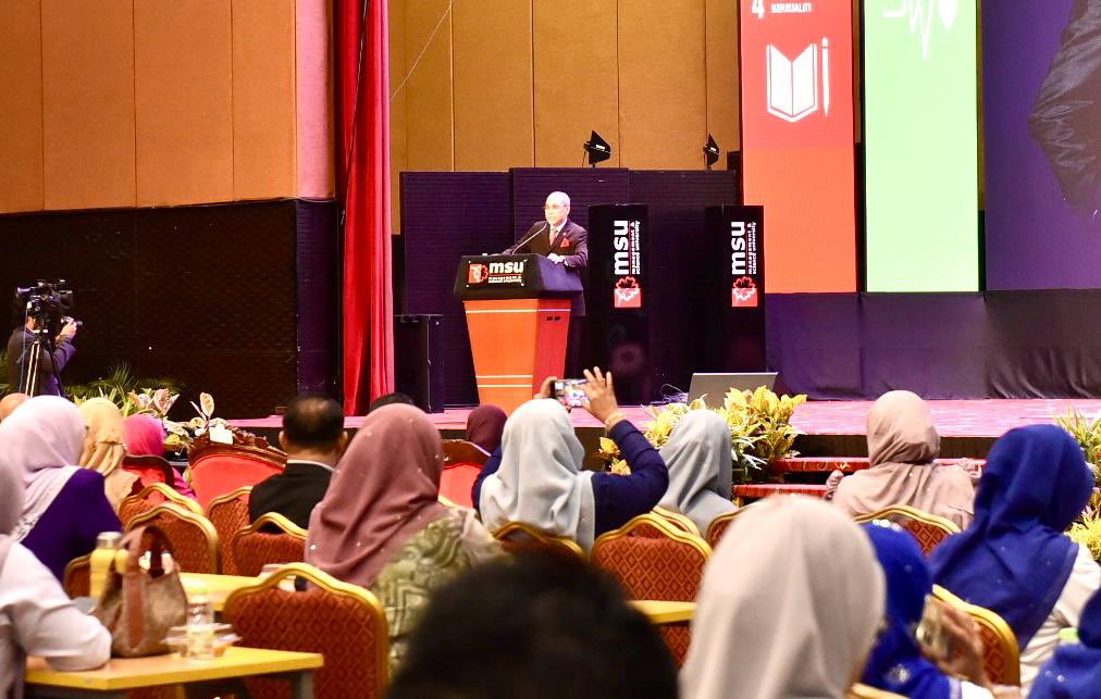 MohdShukriYajid's tweet photo. Pleased to deliver a plenary address at the Persidangan Kaunselor Pendidikan @KemPendidikan. Encouraged and resounded the significance of quality education as a way forward to bridge the gaps and ensure accessible and inclusive education for all. @MSUmalaysia  @YayasanMSU https://t.co/lRaZImLpiA