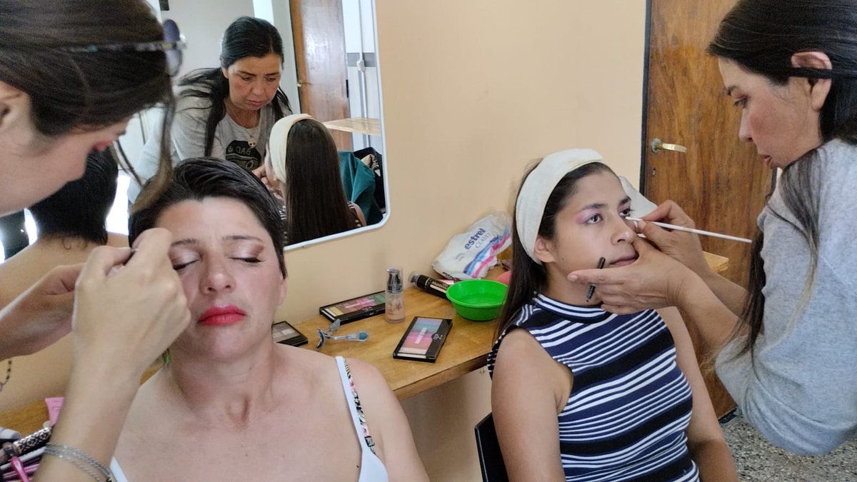 Continuamos brindando oportunidad de ingresos a quienes eligen especializarse en la belleza. Una herramienta que está al alcance de los vecinos que quieren salir adelante asegurando un resultado laboral óptimo a la demanda de una hermosa profesión #MaquillajeSocial