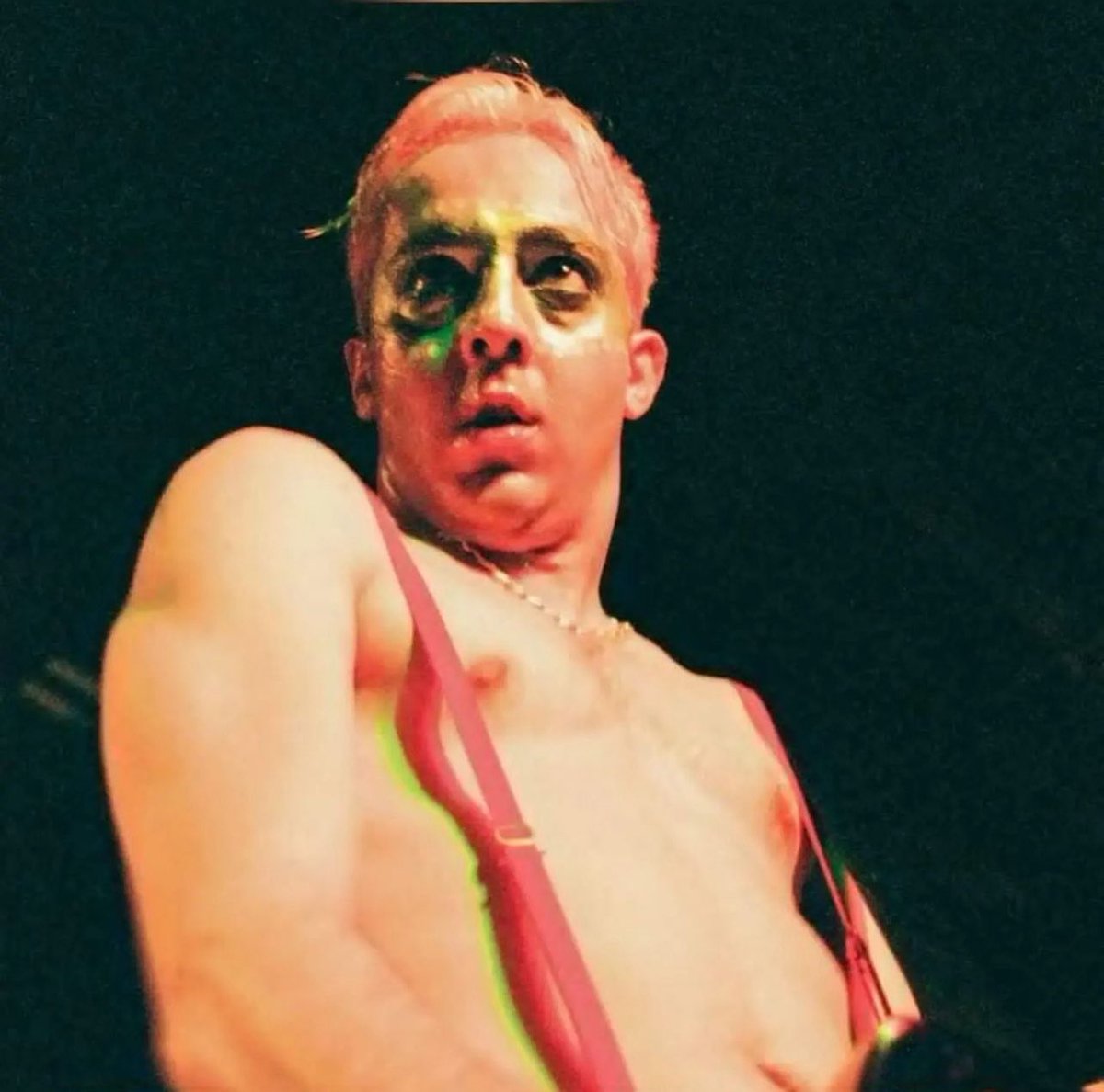 G00PER's tweet image. every time i see a pic of daron and he looks pretty like a girl i just want to dig a hole and rest