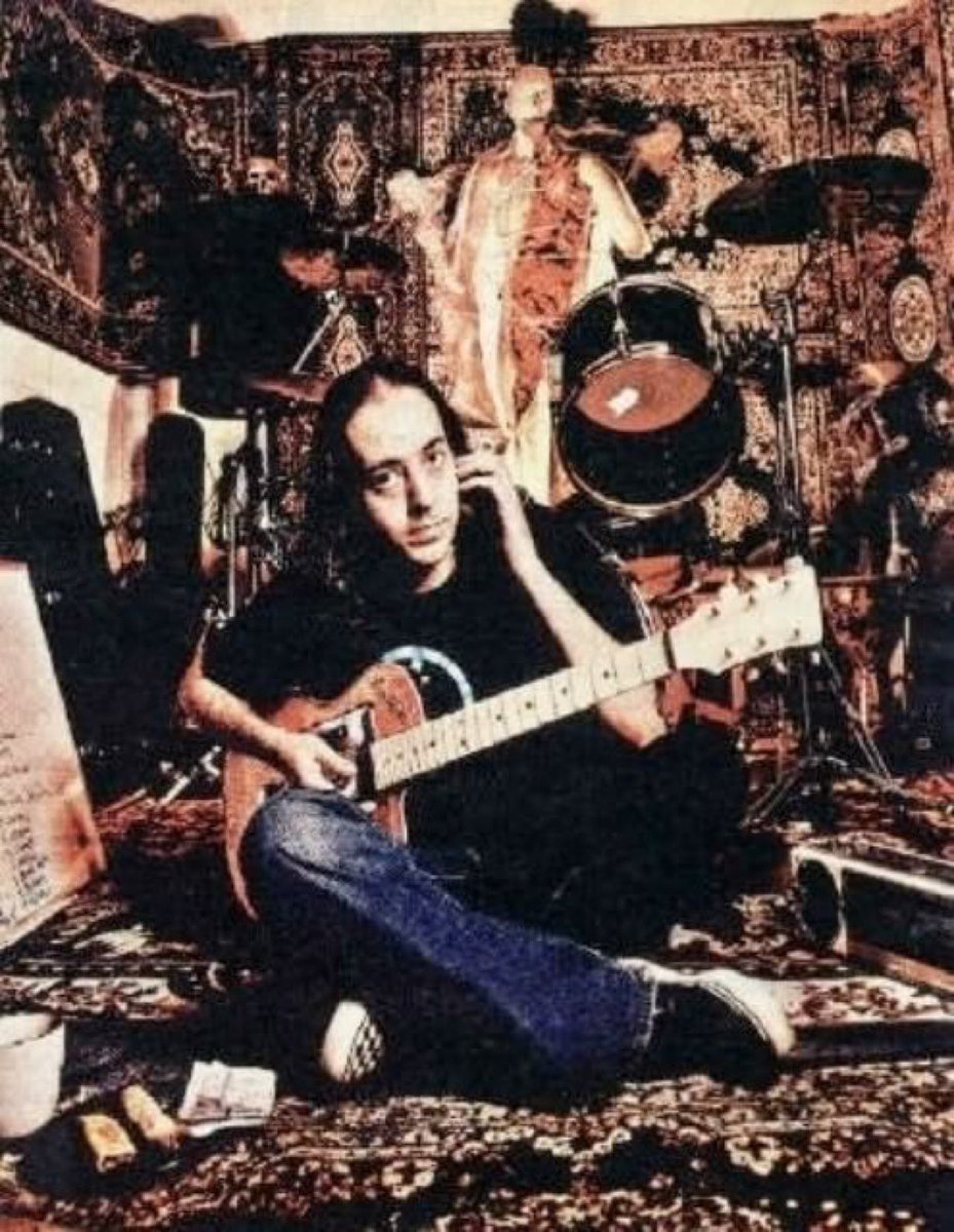 G00PER's tweet image. every time i see a pic of daron and he looks pretty like a girl i just want to dig a hole and rest