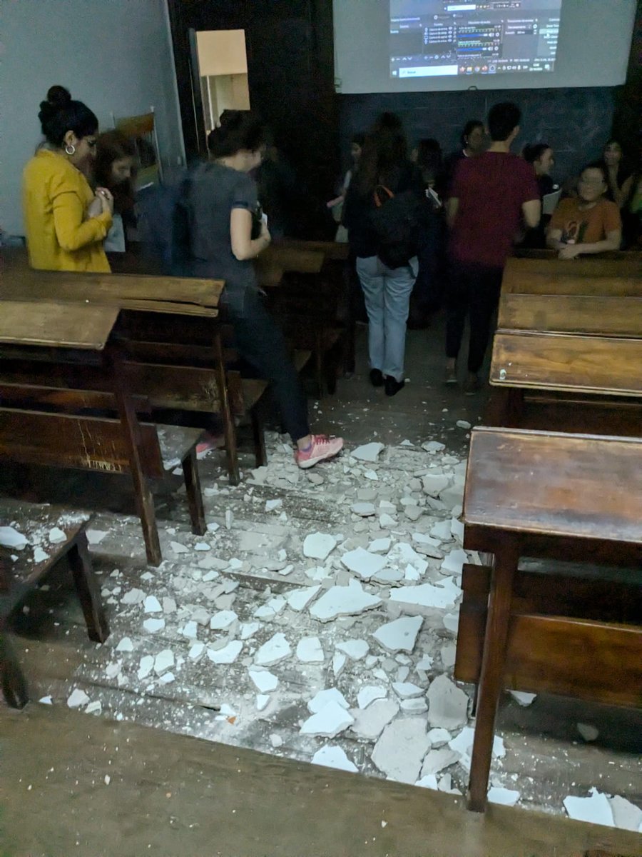 Hospital Roffo ayer. Se cayó un pedazo de techo. El Roffo es un Hospital universitario que se especializa en Cáncer. Fíjate donde ajusta Milei y que repercusión tiene. 
Basta!! Que los sindicatos llamen a Paro YA!