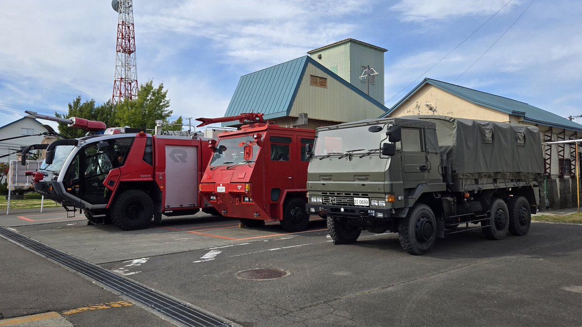 sect_corp's tweet photo. おはとん！

先日の消防研修も無事に終了
｢陸上自衛隊丘珠駐屯地｣と｢北海道防災航空室｣に行ったとん(^ω^)

主に緊急患者空輸、遭難者の捜索・救助及び山林火災消火等の任務を行う重要な拠点だったとん！

近くで飛行中の救助訓練など見学できて迫力満点！

飛行機ってかっこいいなぁ♡

#せくとん https://t.co/3b2puv89Gv