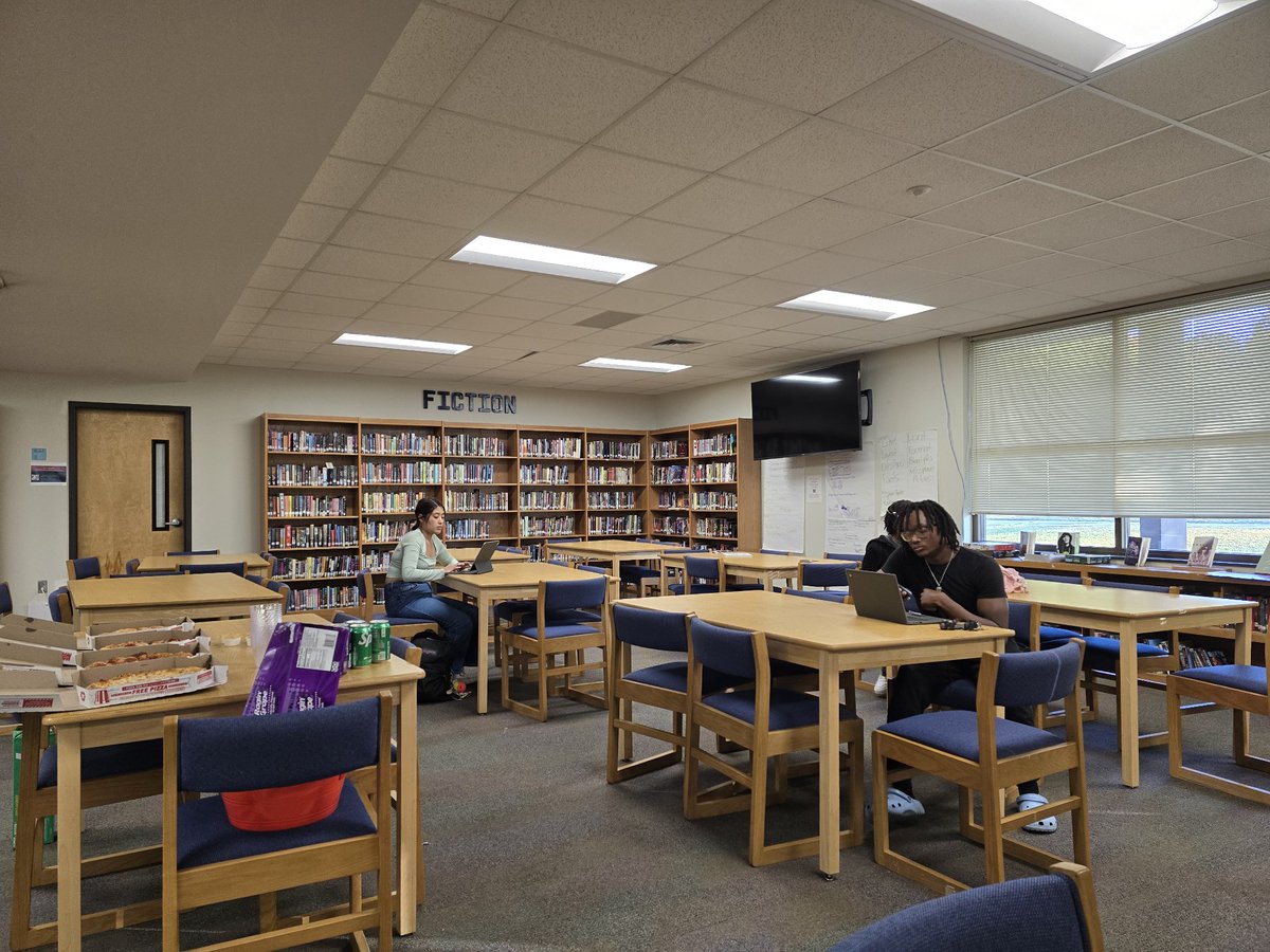 DrMutawally's tweet photo. College App Night was a success, paving the way for a bright future for the @scorebigTHS #seniors. Keep pushing, c/o 25! 🎓✨ #ClassOf2025 #CollegeBound #ThomasvilleHigh #ProgressTCS https://t.co/5ywCsx4esc