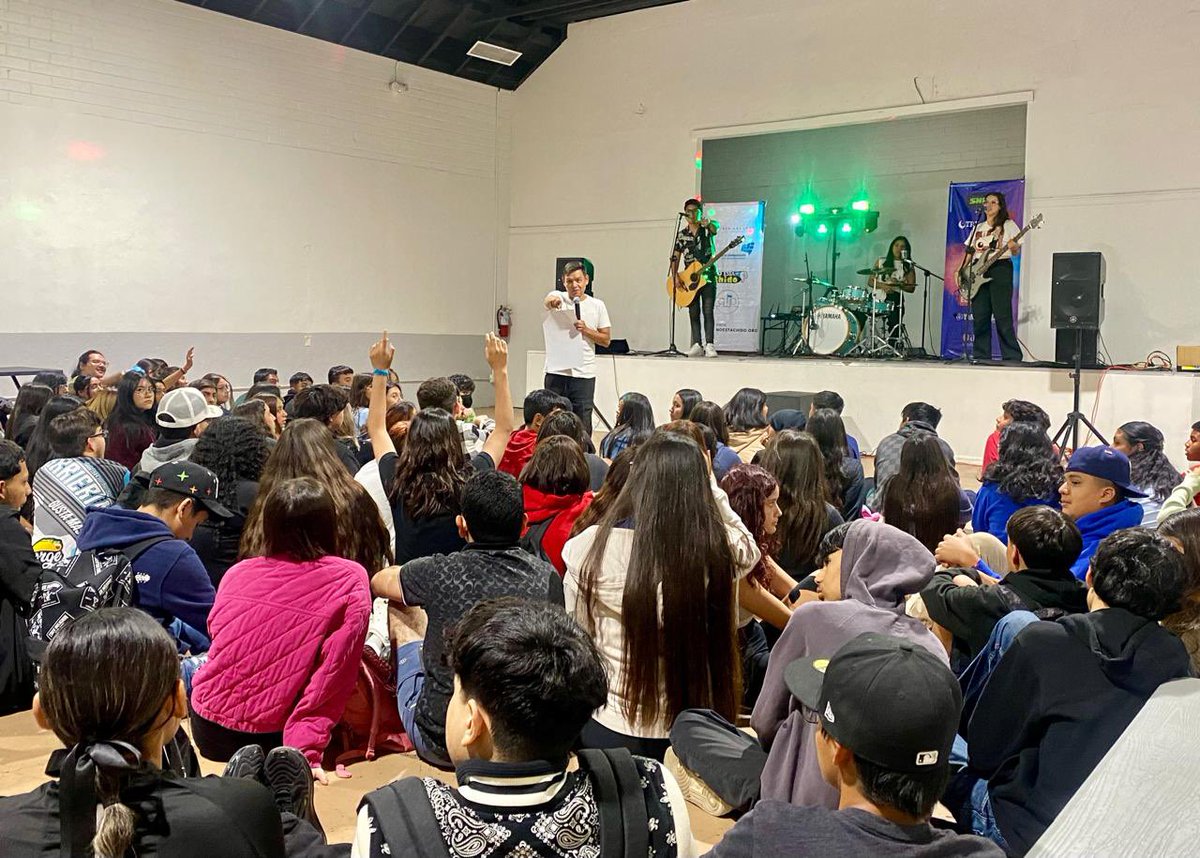 morenobaez's tweet photo. 🎶 En este Mes de la Salud promovido por el @IME_SRE tuvimos gran concierto de la banda Rockwell Road en escuelas de Nogales, inspirando a estudiantes con mensajes sobre autoconfianza y motivación para fomentar valores. 
🎸🧒🏻👦🏽👧🏻

#HaciendoComunidad 
#MúsicaQueInspira
#SBS2024 https://t.co/j1X00hsDvY