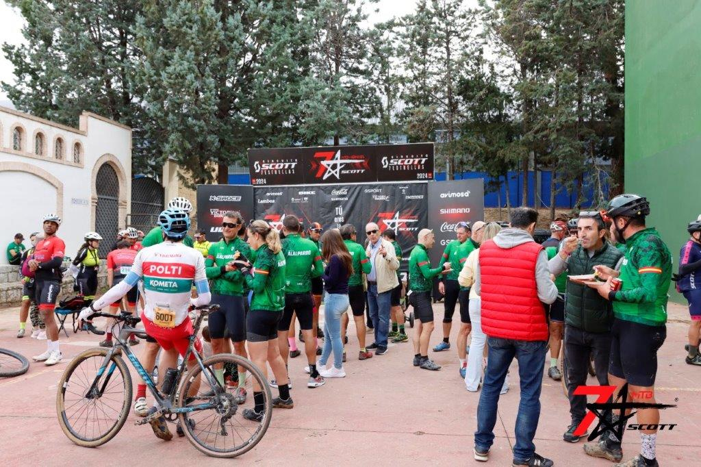 🖐️ Nuestro embajador Álex Montero no podía perderse 'la de casa' y por eso quiso echar el cierre a su temporada dándole al gravel por sus caminos habituales en la La Ruta del Águila de Valdeolmos y Alalpardo.

📰 fundacionalbertocontador.org/alex-montero-e…

#CiclismoParaTodos