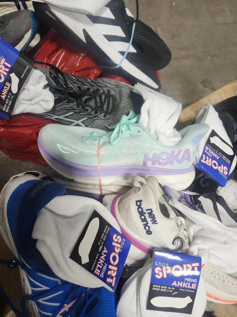 jkevinjohnson1's tweet photo. Heading out again, delivering socks and shoes to those affected by the hurricane. Small steps make a big difference. 💚👟 #EcoSneakers #SupportInCrisis #GivingBack https://t.co/VvoRSTzZl5