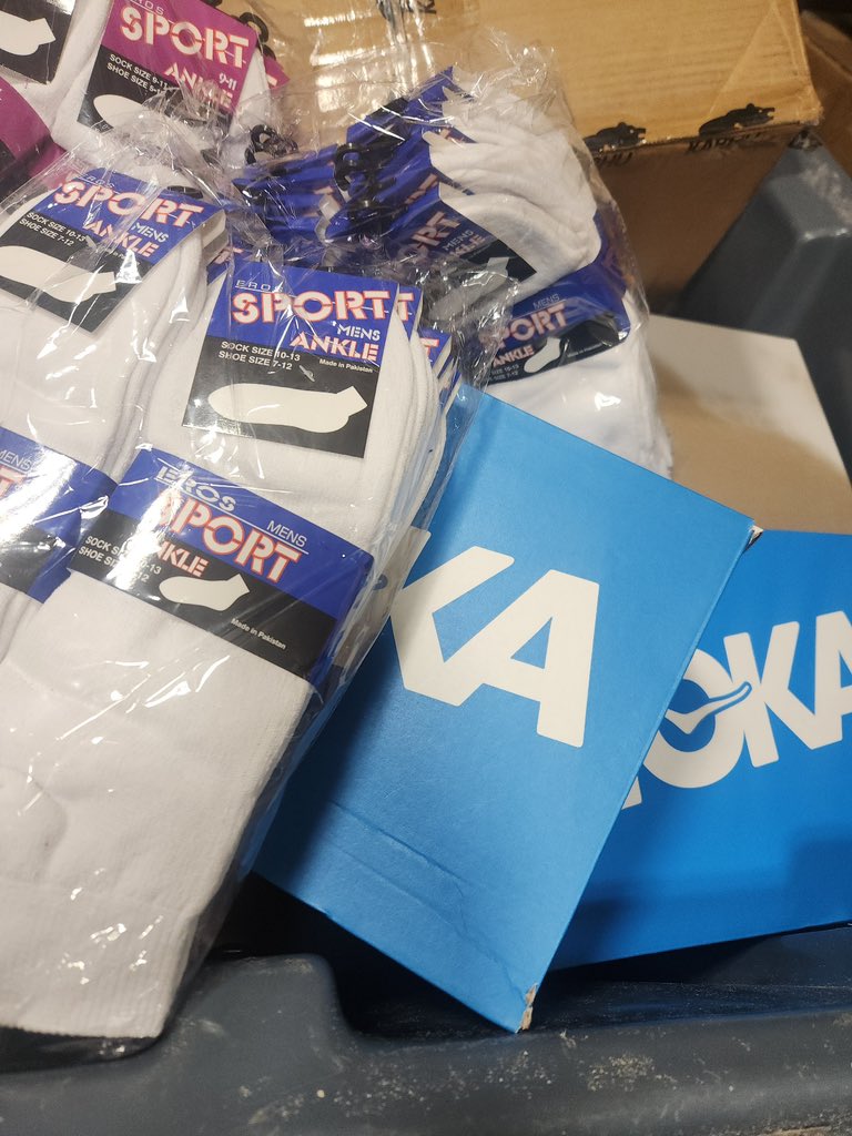 jkevinjohnson1's tweet photo. Heading out again, delivering socks and shoes to those affected by the hurricane. Small steps make a big difference. 💚👟 #EcoSneakers #SupportInCrisis #GivingBack https://t.co/VvoRSTzZl5