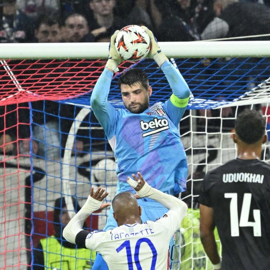 Boş yere ıslıklandı, aldırmadı
Sakatlığı varken fedakarlık yaptı 
muazzam bir maç çıkardı.

Beşiktaş'ın çocuğu ERSİN DESTANOĞLU.