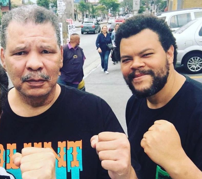 BabuSantana's tweet photo. Maguila é representatividade, é força, é luta, é resiliência e resistência.
E é com muita tristeza e pesar que venho escrever esse adeus…
Eu não estava pronto pra sua partida.
Um homem querido, do bem, inteligentíssimo e muito bem humorado. Quem teve a sorte de te
conhecer de perto, sabe o grande homem que você foi. E eu tive essa sorte.
Lembro do dia em que você soube que eu iria te interpretar e você disse: “Que bom que é ele,
porque é bonito igual a mim”.
E tantas outras lembranças especiais que ficaram guardadas.
Eu e Josmar queríamos tanto que você pudesse ver o filme… pra nós é uma tristeza você não ver
sua homenagem em vida, mas aqui, continuaremos perpetuando sua história pra que ela jamais
seja esquecida.
Vamos celebrar sua vida da forma que você merece. SUA HISTÓRIA É ETERNA!
Você não foi campeão só nos ringues, foi campeão na vida. Pra sempre será nosso herói.
Meus pêsames aos familiares, amigos e fãs.
Descanse em paz Adilson.
Com amor,
Babu. 🖤