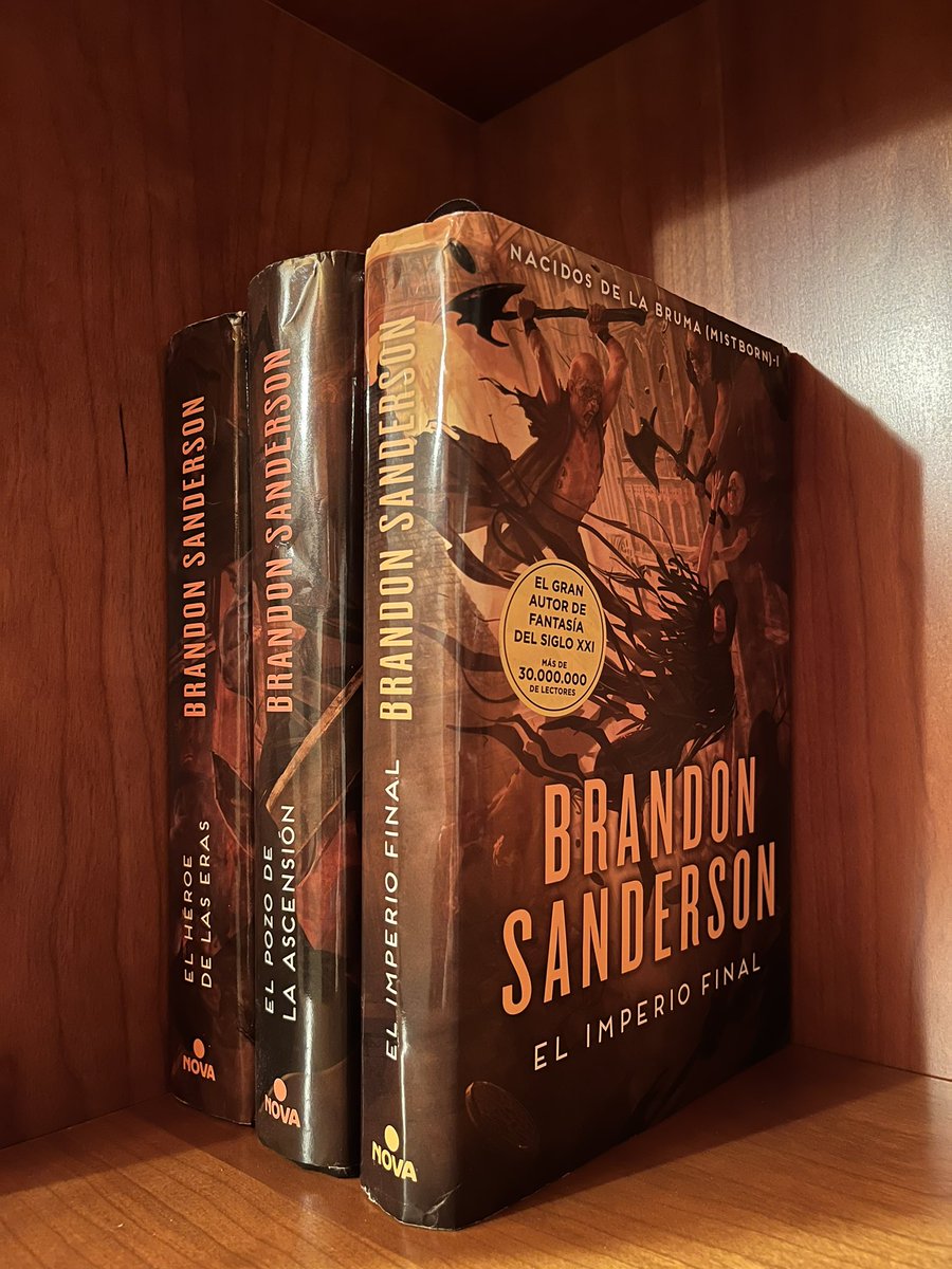 prayforjdean's tweet photo. Hace un par de dias terminé con la triologia de Mistborn. Muy recomendable para todo fan de la literatura fantástica. He de decir que me costó engancharme al primero, pero conforme llegué a las últimas 100 páginas, enlacé los otros dos noche tras noche https://t.co/ziKJv550Y1