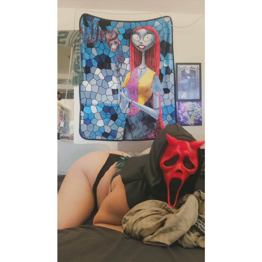 queenofvaping's tweet photo. 🖤7 more days til Halloween 🎃 https://t.co/zSrBVuJaKh