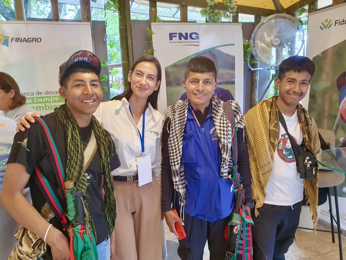 Gr_Bicentenario's tweet photo. En nuestro stand de la #COP16Colombia🇨🇴, recibimos a jóvenes de la Minga de la Guardia Indígena y de la comunidad Ponca de Oklahoma. Compartimos nuestras iniciativas en sostenibilidad y biodiversidad.

¡Fue un honor aprender de sus culturas ancestrales! 🌱#SomosGrupoBicentenario https://t.co/3BR4VoOuKm