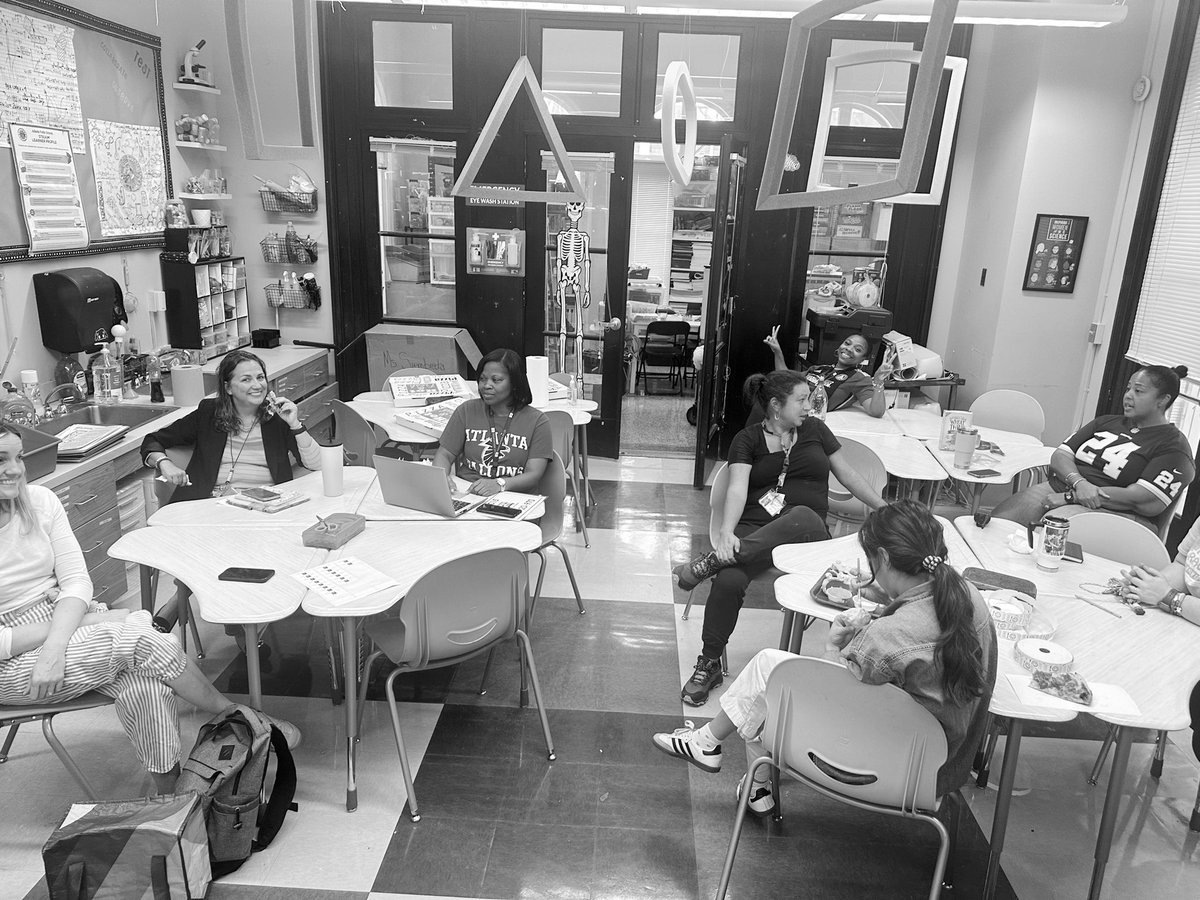 STEMbieda's tweet image. Look at the faithful @APS_SPARK STEAM leadership team, always working hard to make it right! True classics in action 🙌💡 #STEAMLeadership #DedicatedTeam #MakingADifference @drjtoney @sarapruett5